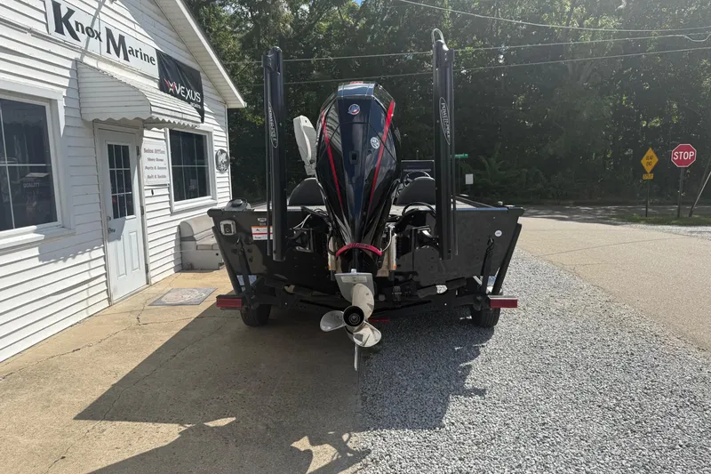 Slide: The Image of 2021 Lund 2075 Pro-V Bass boat at Knox Marine dealership. - 14