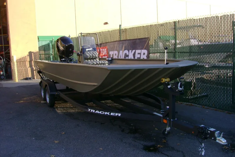 Slide: The Image of Tracker Grizzly 2072 CC 2026 - 38