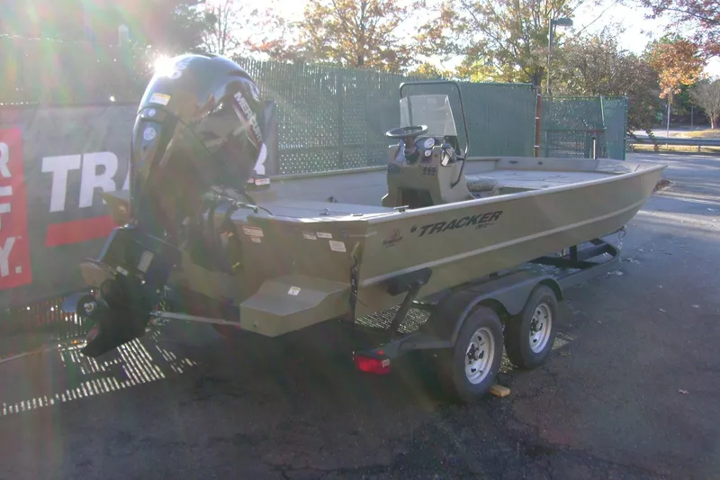 Slide: The Image of Tracker Grizzly 2072 CC 2026 - 40