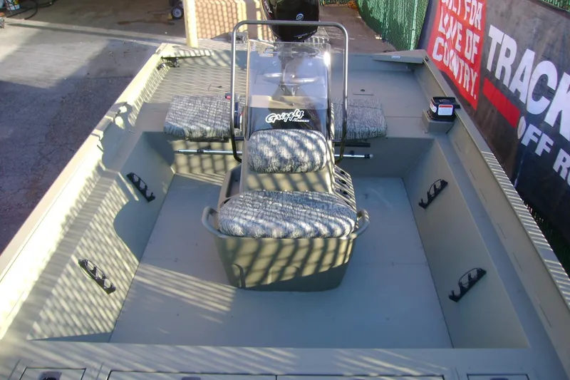 Slide: The Image of Tracker Grizzly 2072 CC 2026 - 42