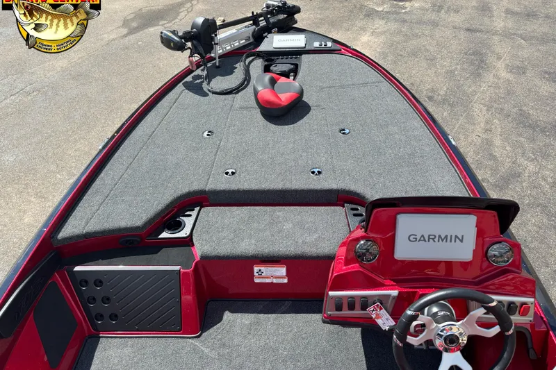 Slide: The Image of Nitro Z18 Pro 2026 boat interior with Garmin navigation system and steering wheel. - 8