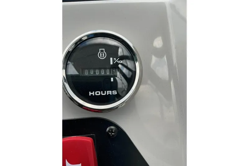 Slide: The Image of 2023 Crest Classic LX 220 hour meter showing 6 hours. - 6