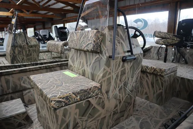 Slide: The Image of Lowe Roughneck 1860 Tunnel Jet 2025 - 3