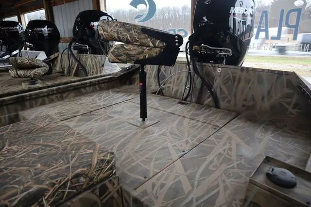 Slide: The Image of Lowe Roughneck 1860 Tunnel Jet 2025 - 5