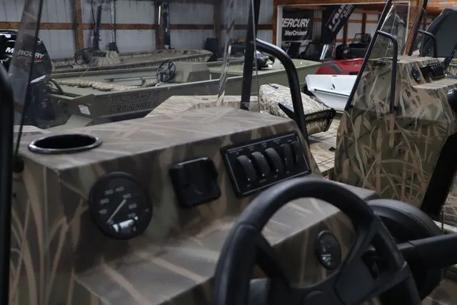 Slide: The Image of Lowe Roughneck 1860 Tunnel Jet 2025 - 6