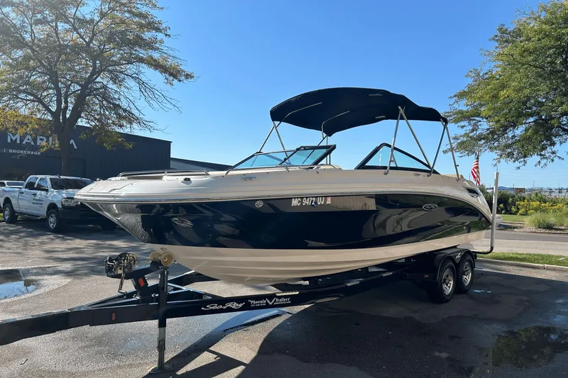 Slide: The Image of Sea Ray SDX 250 2019 - 2