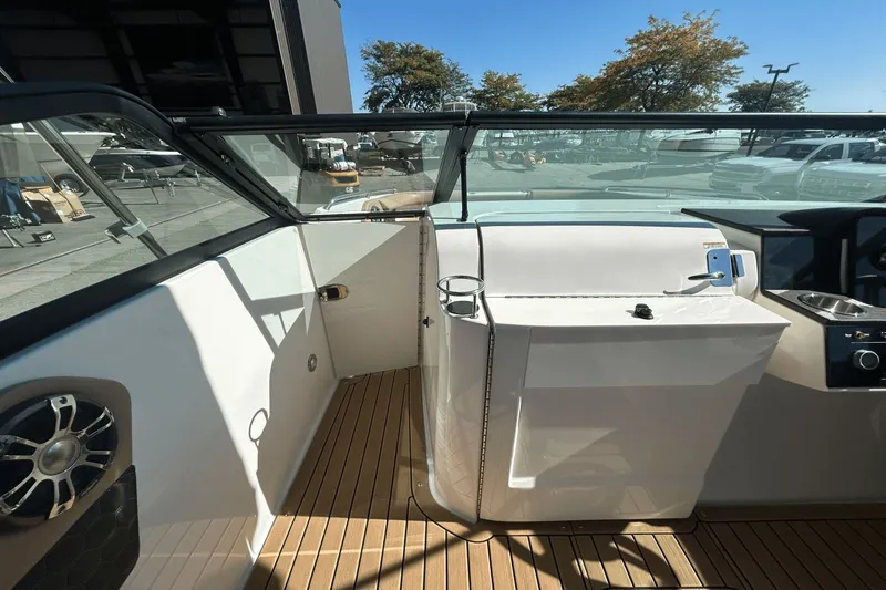 Slide: The Image of Sea Ray SDX 250 2019 - 30