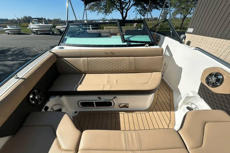 Slide: The Image of Sea Ray SDX 250 2019 - 36
