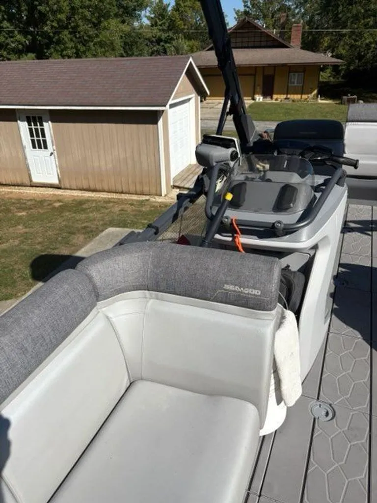 Slide: The Image of Sea-Doo Switch Cruise 2022 - 4