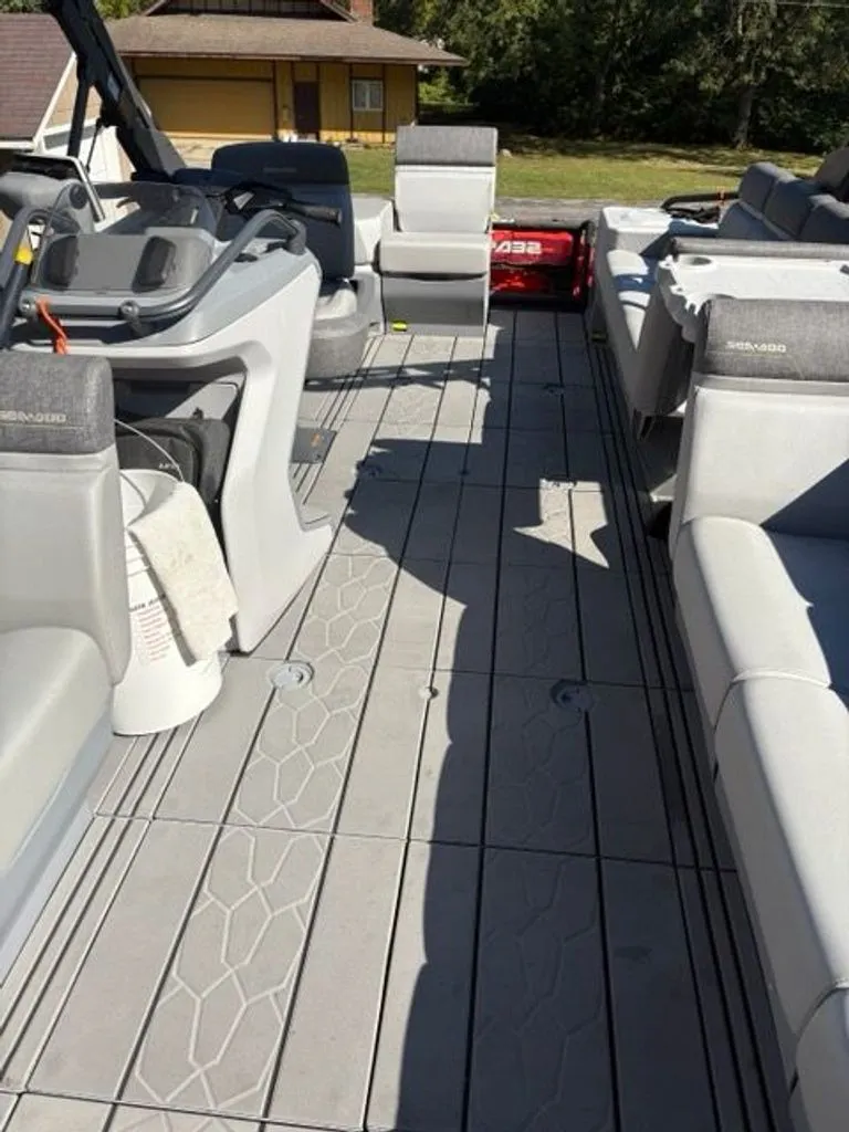 Slide: The Image of Sea-Doo Switch Cruise 2022 - 6