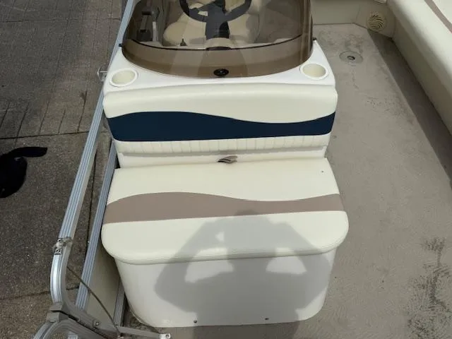 Slide: The Image of 2008 Bennington 2277FSi boat interior with seating and steering console. - 11