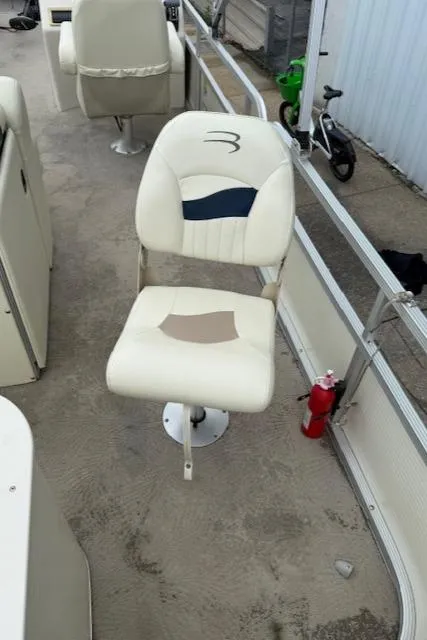 Slide: The Image of 2008 Bennington 2277FSi boat seat with fire extinguisher nearby. - 22