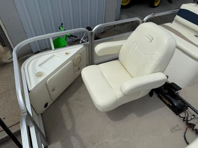 Slide: The Image of 2008 Bennington 2277FSi boat interior with white captain's chair and control panel. - 6