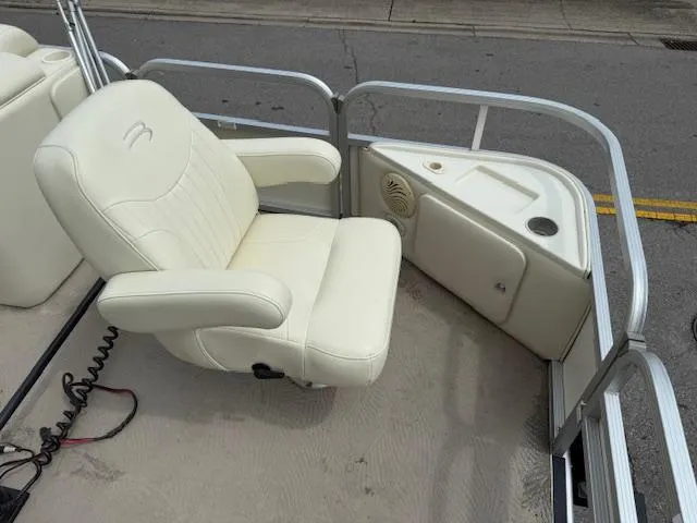 Slide: The Image of White captain's chair on 2008 Bennington 2277FSi boat, featuring armrests and a nearby console. - 7