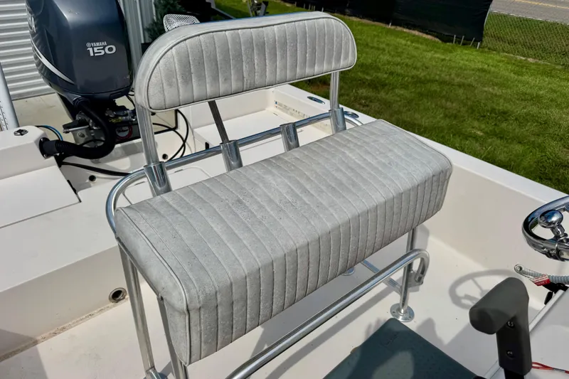 Slide: The Image of 2004 Pathfinder 2200-V boat with Yamaha 150 engine and cushioned seating. - 10