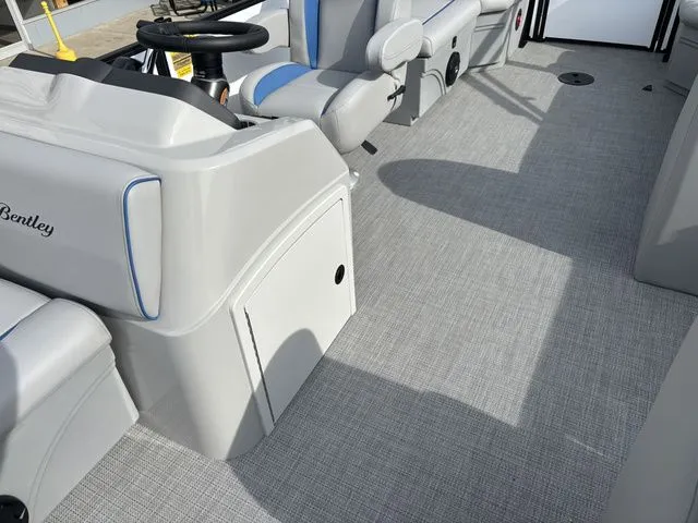 Slide: The Image of Bentley Pontoons 223 Bolt / DF150ATL5-B 2026 - 14