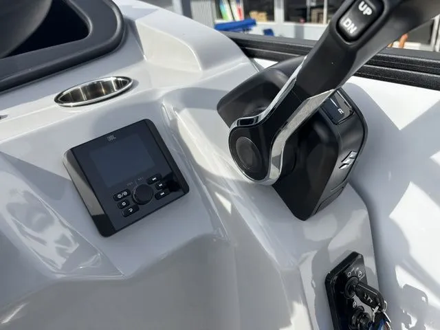 Slide: The Image of Bentley Pontoons 223 Bolt / DF150ATL5-B 2026 - 19