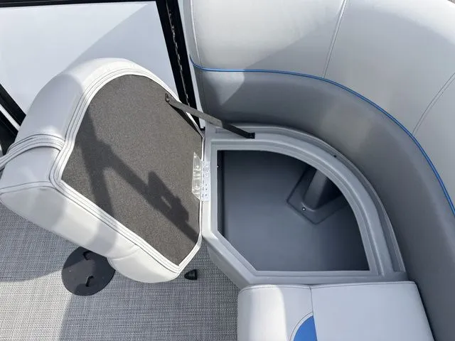 Slide: The Image of Bentley Pontoons 223 Bolt / DF150ATL5-B 2026 - 23