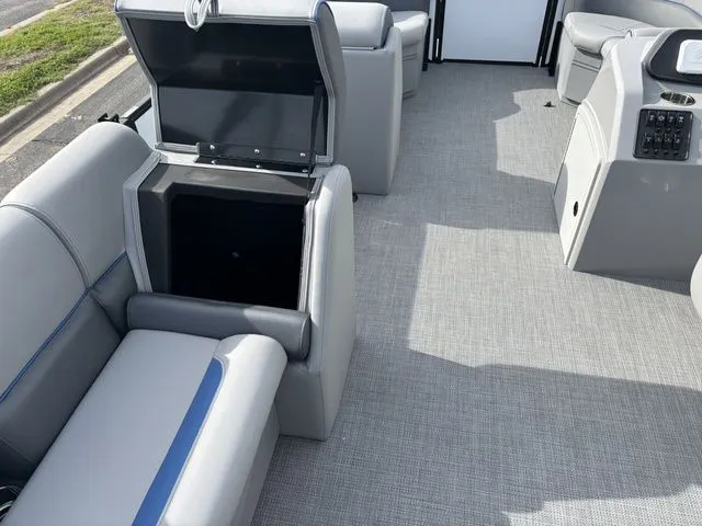 Slide: The Image of Bentley Pontoons 223 Bolt / DF150ATL5-B 2026 - 24