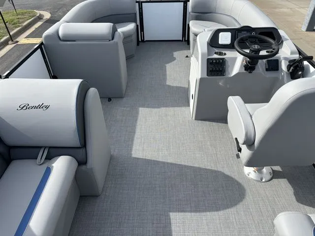 Slide: The Image of Bentley Pontoons 223 Bolt / DF150ATL5-B 2026 - 32