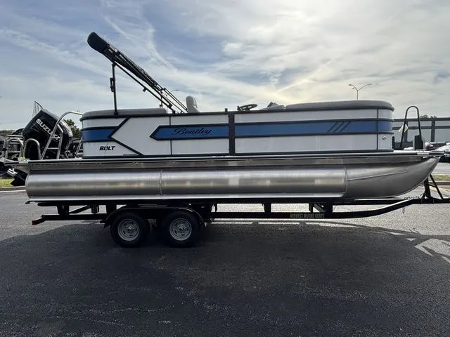 Slide: The Image of Bentley Pontoons 223 Bolt / DF150ATL5-B 2026 - 4