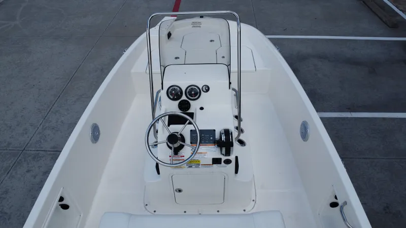 Slide: The Image of Bayliner T18LE 2025 - 26