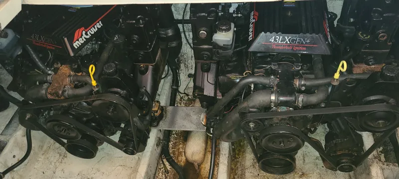 Slide: The Image of Twin MerCruiser engines in a 1998 Maxum 3000 SCR boat engine compartment. - 19