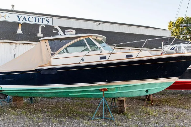 The Image of 2008 Hunt Yachts Surfhunter 29 boat on stands outside a yacht building. - 1