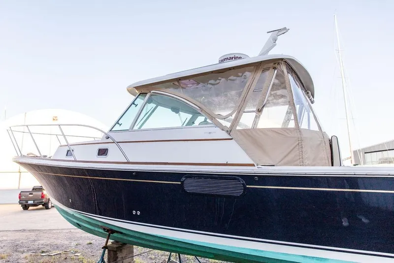 Slide: The Image of 2008 Hunt Yachts Surfhunter 29 with enclosed cabin, docked on land. - 4