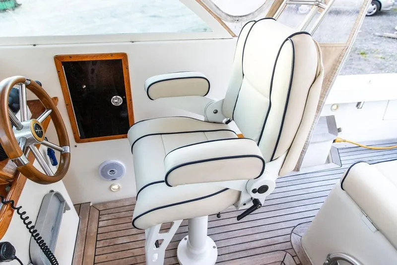 Slide: The Image of Luxurious helm seat and steering wheel on 2008 Hunt Yachts Surfhunter 29. - 9