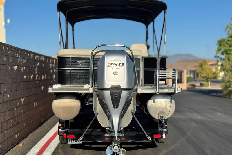 Slide: The Image of 2021 Manitou 23 Aurora LE Standard pontoon boat with Honda 250 VTEC engine. - 5