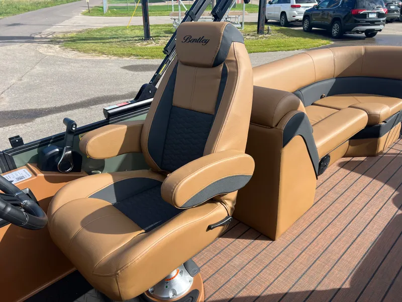 Slide: The Image of Bentley Pontoons Elite 223 Admiral Quad Lounge Tritoon 2026 - 21