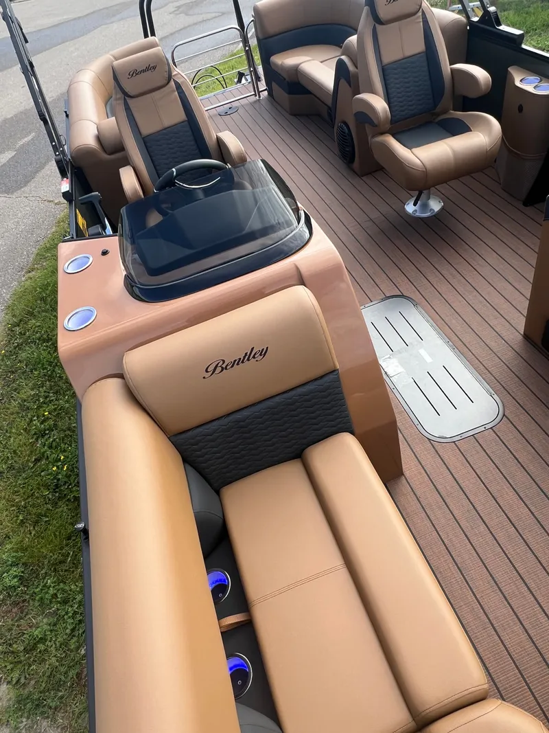 Slide: The Image of Bentley Pontoons Elite 223 Admiral Quad Lounge Tritoon 2026 - 41