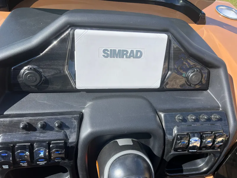 Slide: The Image of Bentley Pontoons Elite 223 Swingback Tritoon 2026 - 10