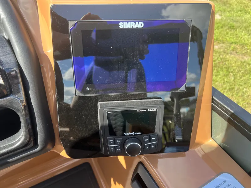 Slide: The Image of Bentley Pontoons Elite 223 Swingback Tritoon 2026 - 11