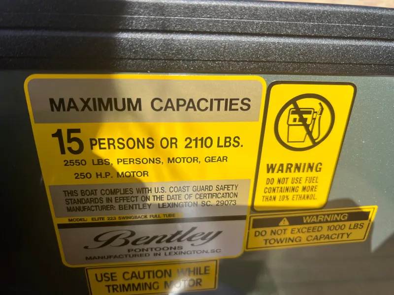 Slide: The Image of Bentley Pontoons Elite 223 Swingback Tritoon 2026 - 12