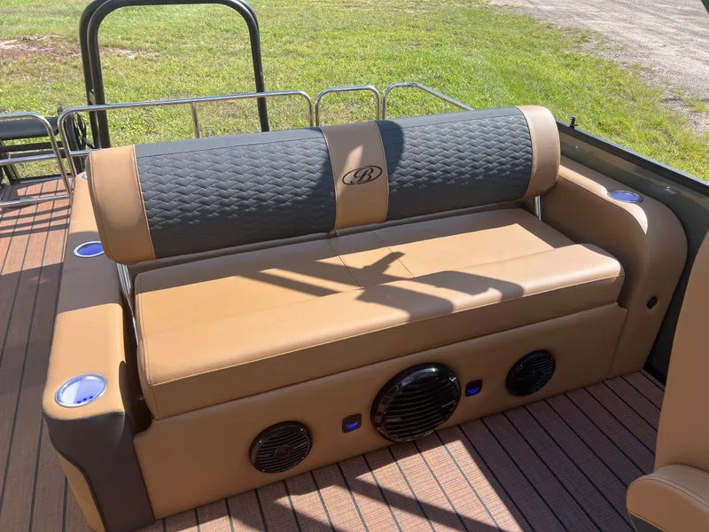 Slide: The Image of Bentley Pontoons Elite 223 Swingback Tritoon 2026 - 13