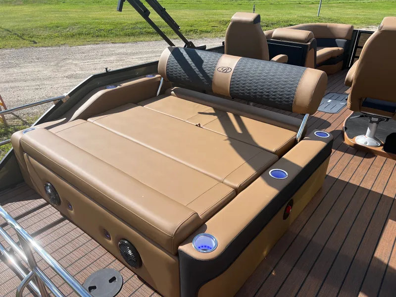 Slide: The Image of Bentley Pontoons Elite 223 Swingback Tritoon 2026 - 14
