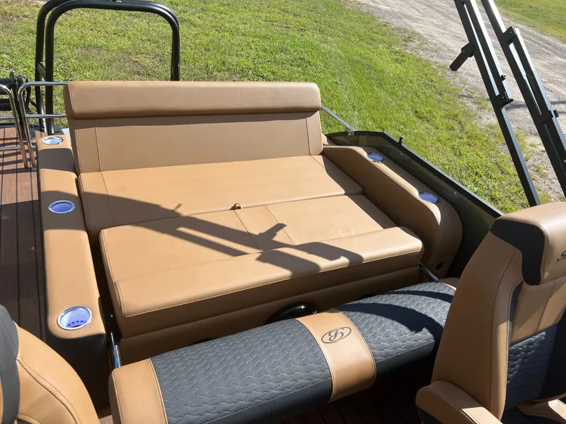 Slide: The Image of Bentley Pontoons Elite 223 Swingback Tritoon 2026 - 15