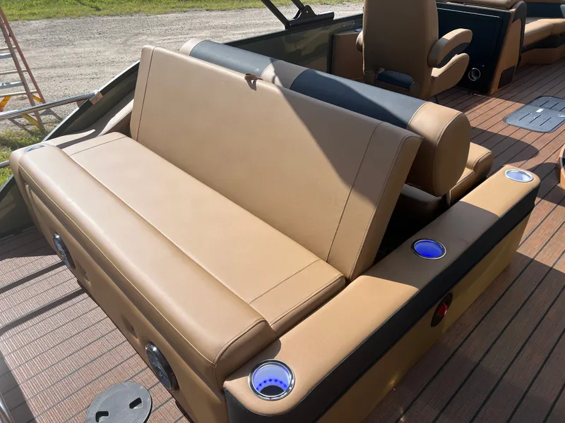 Slide: The Image of Bentley Pontoons Elite 223 Swingback Tritoon 2026 - 16