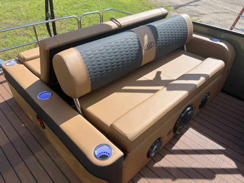 Slide: The Image of Bentley Pontoons Elite 223 Swingback Tritoon 2026 - 17