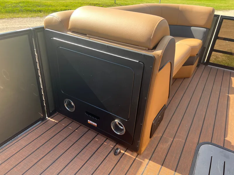 Slide: The Image of Bentley Pontoons Elite 223 Swingback Tritoon 2026 - 18