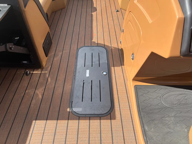 Slide: The Image of Bentley Pontoons Elite 223 Swingback Tritoon 2026 - 20
