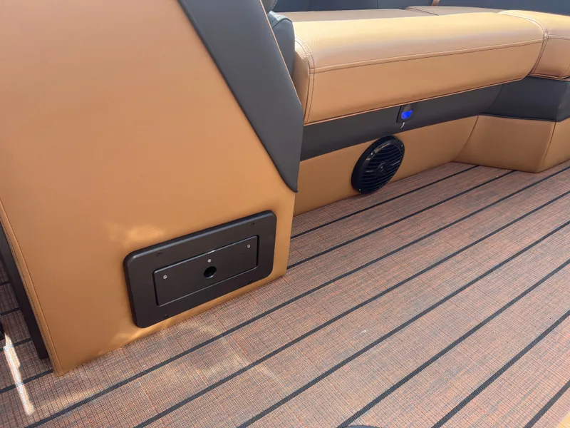 Slide: The Image of Bentley Pontoons Elite 223 Swingback Tritoon 2026 - 22