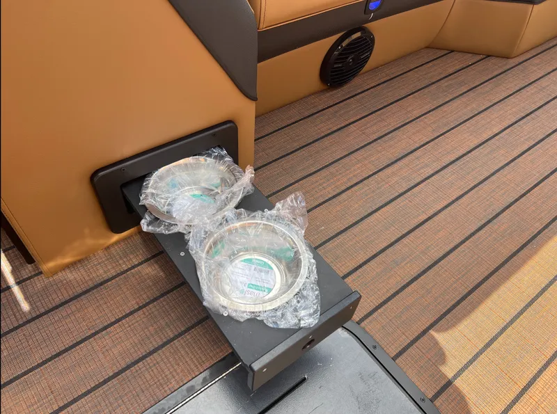 Slide: The Image of Bentley Pontoons Elite 223 Swingback Tritoon 2026 - 23