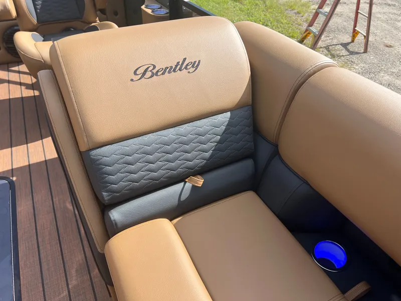 Slide: The Image of Bentley Pontoons Elite 223 Swingback Tritoon 2026 - 24