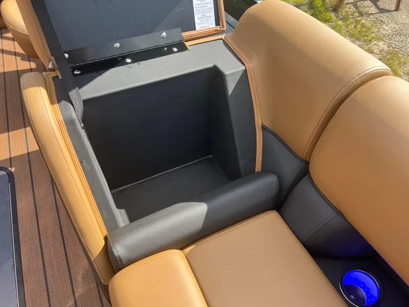 Slide: The Image of Bentley Pontoons Elite 223 Swingback Tritoon 2026 - 25