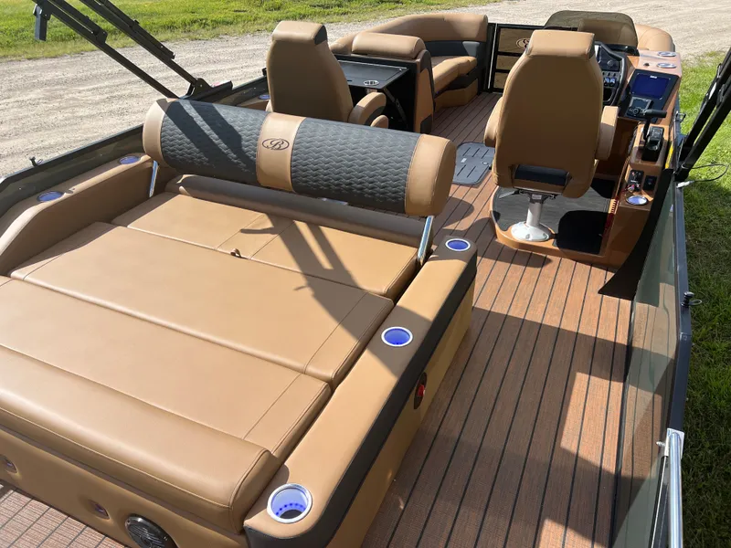 Slide: The Image of Bentley Pontoons Elite 223 Swingback Tritoon 2026 - 28