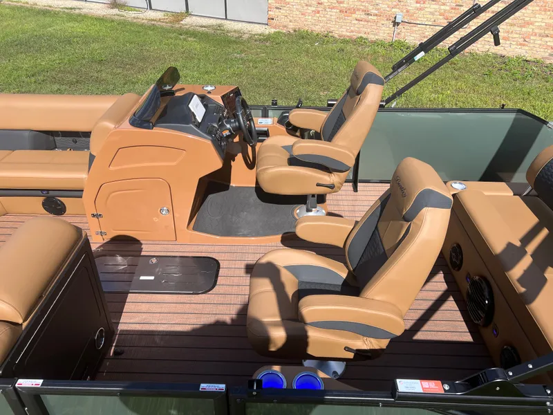 Slide: The Image of Bentley Pontoons Elite 223 Swingback Tritoon 2026 - 31