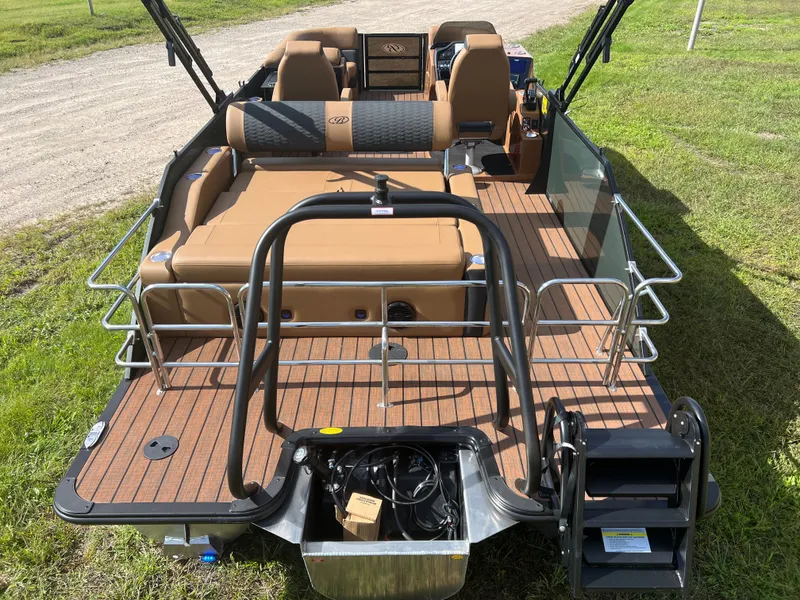 Slide: The Image of Bentley Pontoons Elite 223 Swingback Tritoon 2026 - 33